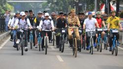 Ini Alasan Jokowi Berseragam Veteran saat Gowes Bandung Lautan Sepeda