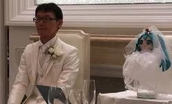 Trauma dengan Perempuan, Pria Ini Nikahi Boneka Hatsune Miku
