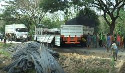 Truk Trailer Muat Material Terguling, Jalur Grobogan-Solo Macet 9 Jam