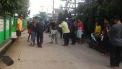 Heboh, Ada Ular Sanca Menggelantung di Kabel Listrik Dekat TK di Depok