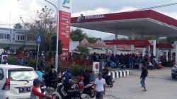 Premium Langka di Ambon, Kendaraan Antre di SPBU