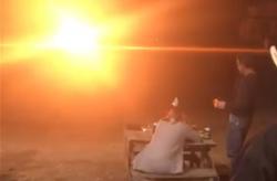 Perempuan Ini Rayakan Perceraian dengan Meledakkan Gaun Pengantin