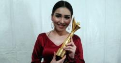 ADI 2018, Ayu Ting Ting Raih Penghargaan Penyanyi Dangdut Tergaul