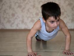 Wow, Bocah 5 Tahun Dihadiahi Mercedes-Benz Setelah Push Up 4.105 Kali