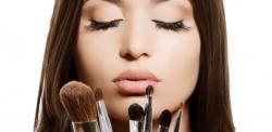 6 Tips Makeup agar Tampil Glowing, Kenali Jenis Kulit hingga Teknik Aplikasinya 