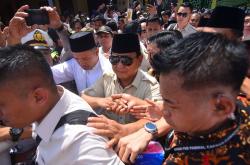 Prabowo Ziarahi Makam Abah Sepuh dan Abah Anom di Tasikmalaya