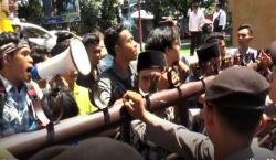Demo Mahasiswa PMII Dukung Baiq Nuril di Mapolda NTB Nyaris Ricuh