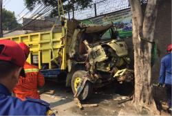 Truk Tabrak Pohon, Sopir dan Kernet Terjepit Selama 3 Jam