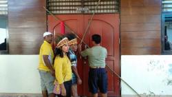 Masyarakat Adat Palang Kantor DPRD Raja Ampat