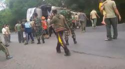Diduga Sopir Ugal-Ugalan, Bus Mira Terguling di Jalur Madiun Surabaya