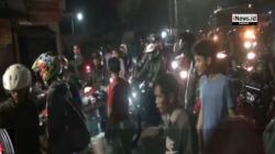 Gagal Menyalip, Pengendara Motor Terjepit di Antara Roda Truk