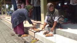 Masyarakat di Jombang Terima Bantuan Telur Berbelatung