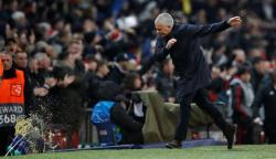 Lega MU Menang, Mourinho Selebrasi Banting Keranjang Botol
