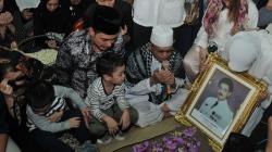 Zumi Zola Hadiri Pemakaman Mantan Gubernur Jambi Zulkifli Nurdin