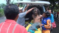 Mengamuk dan Bacok Kepala Desa, Orang Gila Ramai-Ramai Diikat Warga