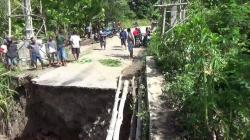 Hujan Deras, Jembatan Botof di NTT Putus Diterjang Banjir