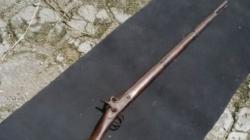 Warga di NTT Ini Serahkan Senjata Antik Buatan AS ke TNI