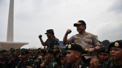 Panglima TNI dan Kapolri Dipanggul Usai Pimpin Apel Kesiapan Natal dan Tahun Baru