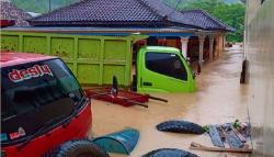 Banjir di Jalinsum Tarahan, Akses Bakauheni ke Bandarlampung Lumpuh