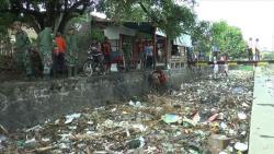 Pengerukan Sampah di Sungai Aji Kaliwungu Dinilai Tak Maksimal