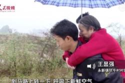 Terharu, Pria Ini Gendong Ibunya Selama 15 Tahun Sambil Cari Kerja