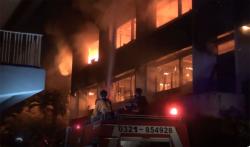 2 Gedung Fakultas Undar Jombang Terbakar, Damkar Kerahkan Tim