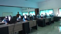 Viral! Siswa SMKN 1 Banyuwangi Ujian Pakai 'Kacamata Kuda'