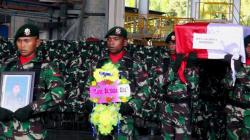 Dilepas Secara Militer, Jenazah Sertu Handoko Diterbangkan ke Sorong