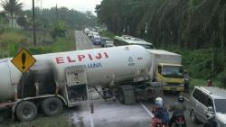Truk Gas Elpiji Tergelincir dan Terbakar di Jalan Lintas Sumatera