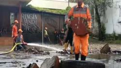 Usai Dilanda Banjir, Warga Malang Dibantu BPBD Bersihkan Material Lumpur