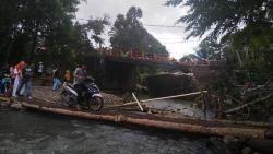 Jembatan Darurat Padang-Bukittinggi Hanya Bisa Dilintasi Motor