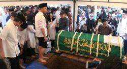 Pemakaman Adik, Emil Dardak: Keluarga Ikhlas karena Serangan Jantung