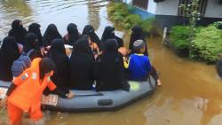 Ponpes Terisolasi Banjir, 450 Santri Dievakuasi ke Rumah Warga
