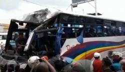 Rem Blong, Bus Dali Prima Tabrak Tiang Lampu Merah di Pasuruan, 6 Luka