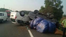 Minibus Tabrak Pikap di Tol Purbaleunyi hingga Terbalik, 2 Luka-luka