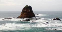 Eksplor Tanjung Papuma Jember, Batuan Karangnya Unik Menjulang Tinggi