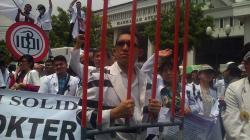 3 Dokter Terdakwa Korupsi Alkes di Riau Didakwa Pasal Berlapis<