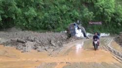 Longsor Timpa Jembatan Kembar dan 3 Mobil, Akses ke Parapat Terputus