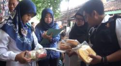 Gelar Razia, Petugas Temukan Makanan Kedaluwarsa di Swalayan Mojokerto