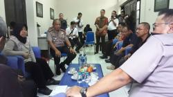 Sedang Cedera Kaki, Risma Dipapah saat Tinjau Lokasi Jalan Ambles