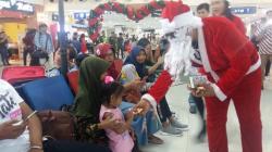 Bandara Samrat Manado Hibur Penumpang dengan Flashmob dan Santa Claus