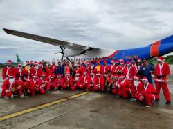 Aksi 50 Penerjun Berkostum Ala Santa di Langit Papua Raih Rekor Muri