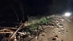 Video Jalan Raya Anyer Tertutup Reruntuhan Bangunan usai Ombak Besar