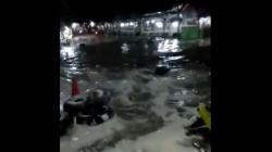 1 Orang Tewas dan 11 Luka-luka akibat Gelombang Pasang di Pantai Anyer