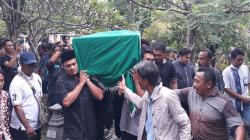 Diwarnai Isak Tangis, Sejumlah Musisi Iringi Pemakaman Bani Seventeen