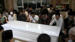 Tiba di Rumah Duka, Menaker Hanif Bopong Peti Jenazah Herman Sikumbang