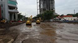 Risma Target Perbaikan Jalan Raya Gubeng yang Ambles Rampung 7 Hari