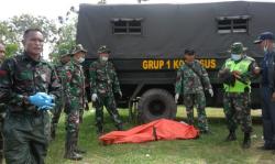 Prajurit Kopassus Evakuasi 2 Jenazah Korban Tsunami Banten
