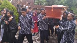 Sejumlah Musisi Antarkan Andi Seventeen ke Peristirahatan Terakhir