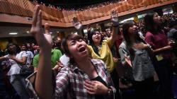 Jemaat Gereja Korban Teror Bom di Surabaya Khusyuk Jalani Misa Natal